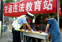 洛阳这个路口闯红灯要当场考试 80分才能走