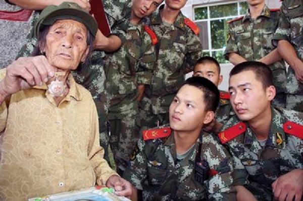 驿城区蚁蜂镇：慰问抗战老兵 聆听革命故事