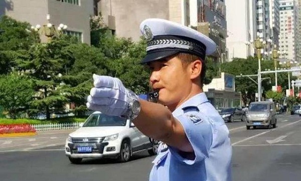 驻马店市公安局西园派出所开展交通秩序整治行动