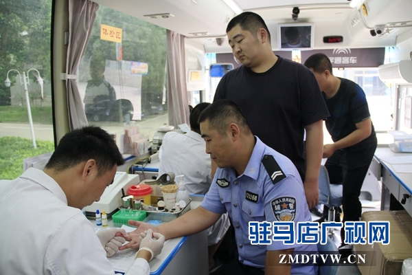 驻马店市近百名公安系统职工积极参加无偿献血