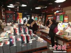 实体店里的书不好卖了？“蹭书看”一族该不该背锅