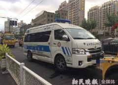 上海一凯迪拉克撞翻救护车 车上一病患家属不治身亡