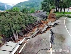 云南一中学围墙因降雨倒塌压垮民房：2小孩遇难父母重伤