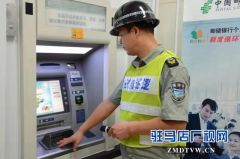 夜晚巡逻拾钱包 积极寻找失主终未果