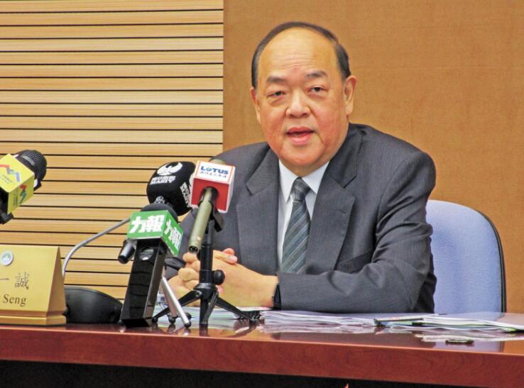 贺一诚提交澳门特区行政长官选举候选人提名表