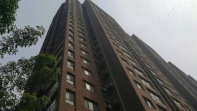 两孙女误把自己反锁卧室 奶奶情急爬窗从26楼坠亡