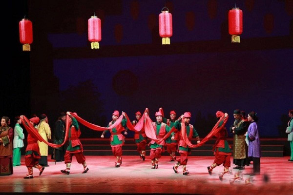 豫剧《风雨故园》在驻马店市会展中心精彩上演