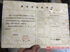 这个13平米“学区瓦房”要卖35万，连门都没有…