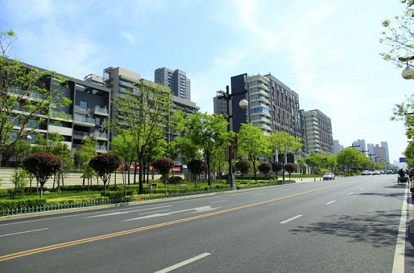 李海湛：把坑洼不平的路面都变成平坦宽阔的大道