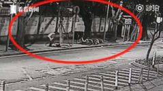 男子凌晨当街暴打前女友 路人劝阻被推向马路中央