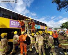 香港新界大榄隧道外两辆巴士相撞，77人受伤