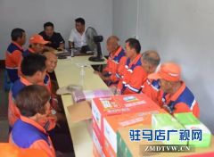 环卫工人酷暑忙 镇长现场送清凉
