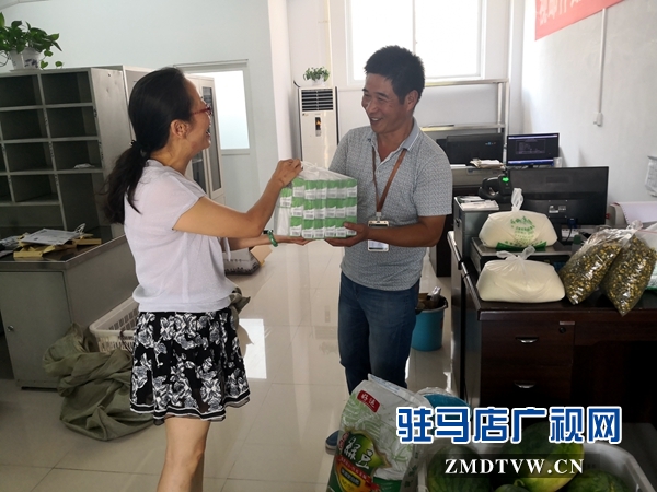 市驿城区邮政分公司开展夏季 送清凉活动