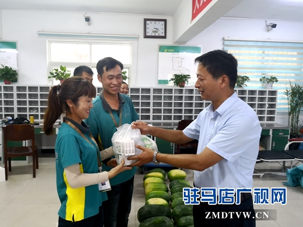 市驿城区邮政分公司开展夏季 送清凉活动