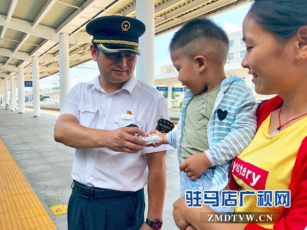 叔叔辛苦了 我给你擦汗