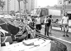 郑州一小区高楼外墙瓷砖脱落砸中多辆车 若未警示物业应承担赔偿责任