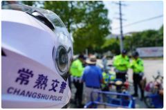 司机受罚时为交警擦汗，网友：画面很美好，十动然罚