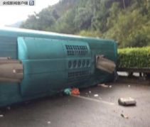 广西贺州一大客车发生侧翻事故 已致5死14伤