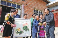 大学教师主动请缨驻村扶贫 卸任后群众希望他能常回来看看
