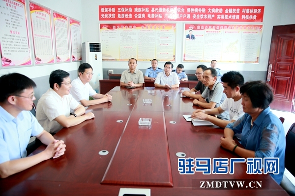 副市长郭渊(左2)、泌阳县委书记张树营(左3)、泌阳县县长魏华伟(左1)与驻马店市公安局驻泌阳县高邑镇王湾村扶贫队员亲切