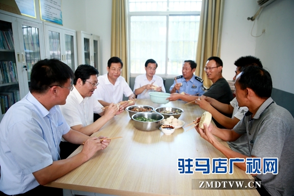 副市长郭渊(左2)、泌阳县委书记张树营(左3)、泌阳县县长魏华伟(左1)与市公安局驻村扶贫队员共进晚餐.JPG