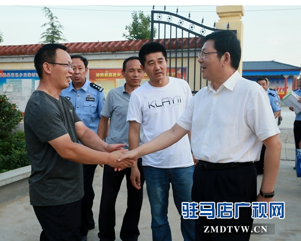 副市长郭渊(右1)亲切接见市公安局驻泌阳县高邑镇王楼村扶贫队员.JPG