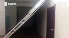 出租房隔断墙全用双面胶粘！一阵风刮来墙倒了...