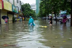 台风“韦帕”来袭！街头一夜变大海