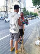 郑州一少年在18岁生日当天请环卫工人吃早餐 这个“成人礼”让人忍不住点赞