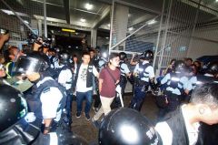 香港警方捣毁暴力分子武器库：再拘捕7男1女