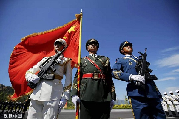 今天八一，致敬中国军人！