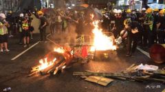 香港暴徒袭警、火攻、扔腐蚀性物质，警方再拘44人