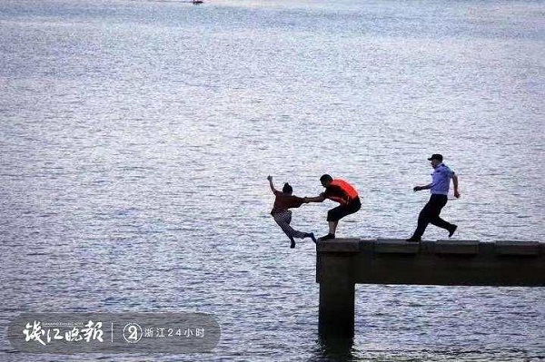 一张照片刷爆朋友圈：这一伸手，就是生与死的距离!