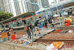 香港暴徒阻碍交通火烧警署 激起民愤：天怒人怨！