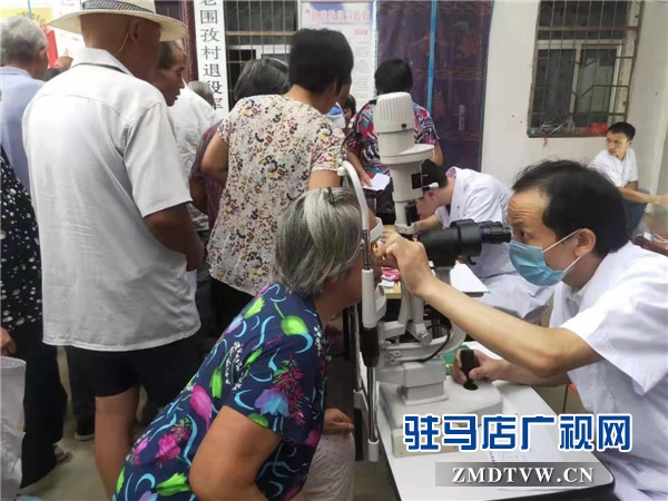 新蔡尖峰眼科冒雨义诊 佛阁寺镇领导亲到现场慰问