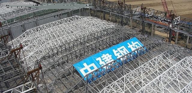 3000多名建筑工人为驻马店国际会展中心全面竣工冲刺