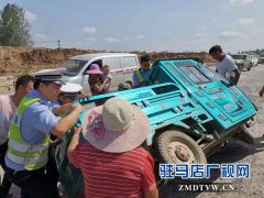 车翻后一家人被困 危机中好警察援手