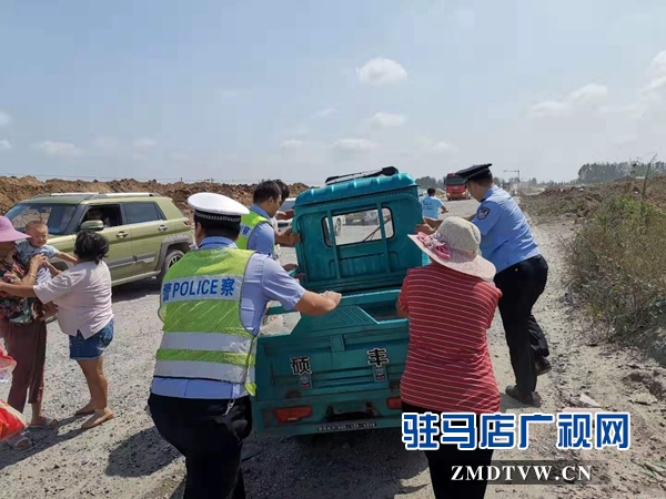车翻后一家人被困 危机中好警察援手