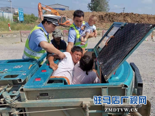车翻后一家人被困 危机中好警察援手