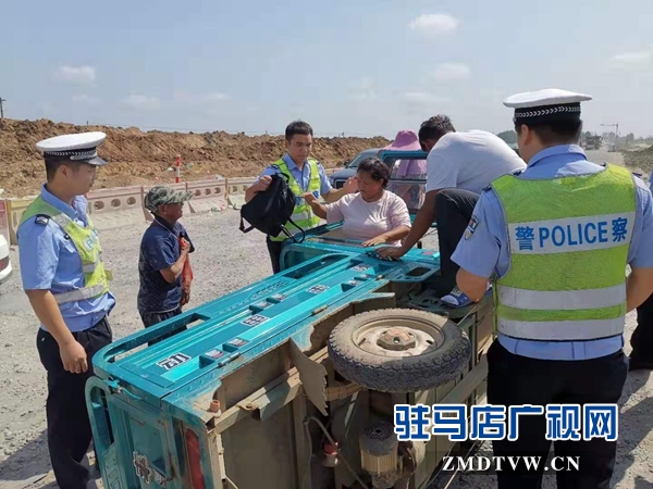 车翻后一家人被困 危机中好警察援手