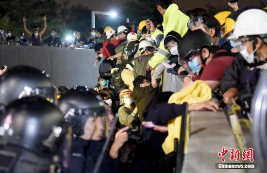 暴力示威者投掷汽油弹 香港特区政府：最强烈谴责
