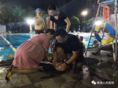 临产医生几乎虚脱，预产期9日后，180次按压成功抢救溺水女孩！