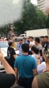 堵妇产医院劳斯莱斯女司机痛哭致歉 称车是朋友的