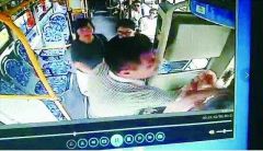 不满司机回答狠给一巴掌 公交车紧急刹车