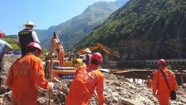 成昆铁路山体崩塌致17人失联，一工人此前3次一线清淤