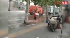 山东一烤肉店用路边积水洗餐具 官方回应：已查封