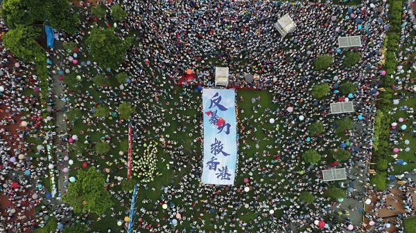 香港47.6万人集会现场，一封警嫂来信让人泪目