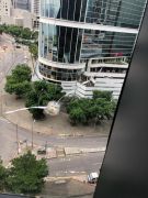 香港立法会玻璃“中弹”，疑遭暴徒弹珠袭击