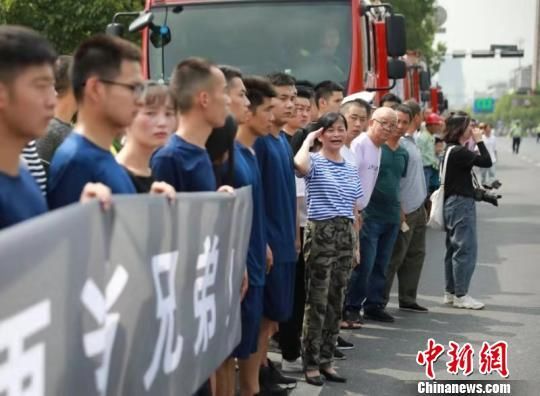 万人泪别“90后”消防烈士：出去是少年 归来是英雄