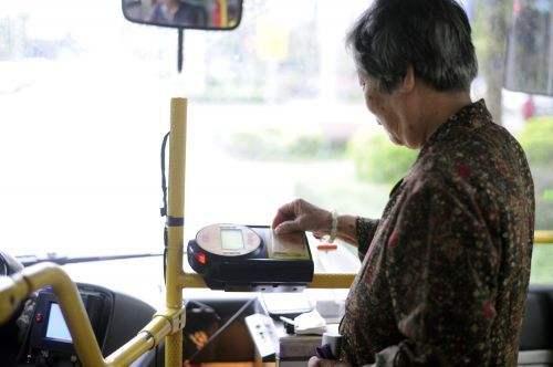 驻马店市60周岁以上老人可办理公交“老年卡”
